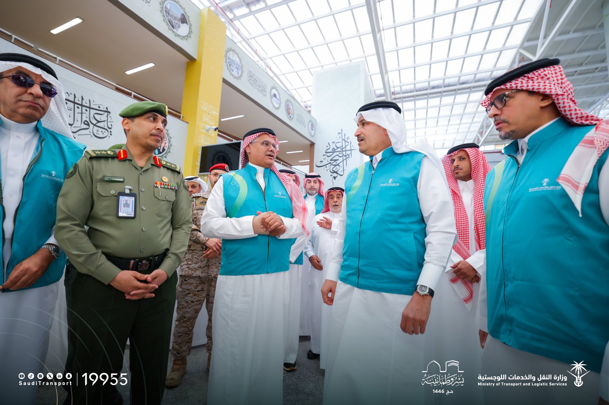  وزير النقل يتفقد مجمع صالات الحج والعمرة ومبنى عمليات الخطوط السعودية بمطار الملك عبدالعزيز

