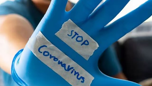 مستشفى النور التخصصي يحذر من استخدام القفازات: لا تقي من فيروس كورونا