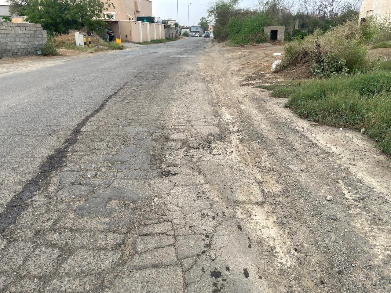 يتسبب بحوادث وأضرار للمركبات.. سكان «العقلة» و«الجوة» بالعارضة يطالبون بصيانة عاجلة لطريق متدهور 
