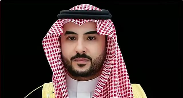وزير الدفاع يصل العاصمة البريطانية لندن في زيارة رسمية