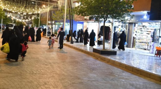 الأسواق التجارية بحائل تشهد إقبال المتسوقين لشراء احتياجات عيد الأضحى