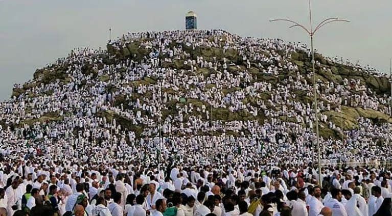 ضيوف الرحمن يبدأون التوافد إلى مشعر عرفات مساء اليوم