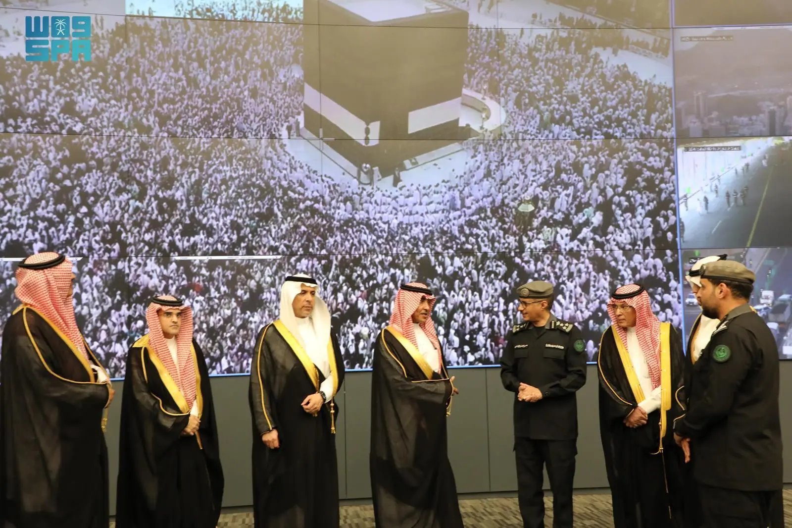 وزير الإعلام يزور مركز العمليات الأمنية الموحدة 911 بمنطقة مكة المكرمة