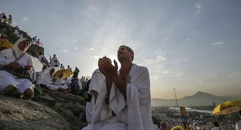 رحمة ورجاء وأكف مرفوعة بالدعاء في صعيد عرفات.. يوم تذوب فيه الحدود وتنهمر عَبرات ضيوف الرحمن