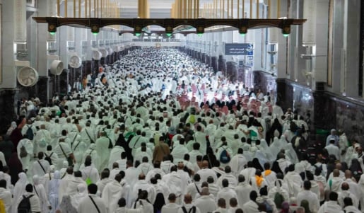 حجاج بيت الله الحرام يؤدون طواف الإفاضة في أجواء إيمانية وخدمات متكاملة