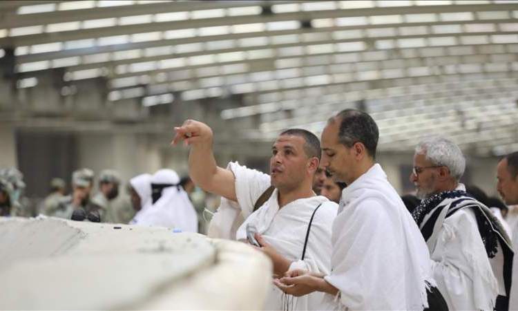 بعد التحلل من الإحرام.. حجاج بيت الله الحرام يعايدون أحبتهم من المشاعر المقدسة

