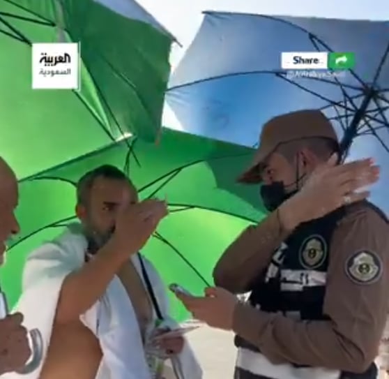 رجال الأمن يرشدون الحجاج التائهين في المشاعر المقدسة 