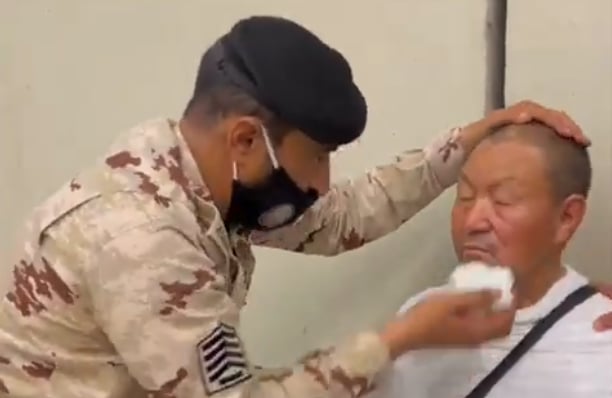 رجل أمن يساعد حاجا تعرض لإجهاد أثناء مسيره لمنشأة الجمرات في منى  