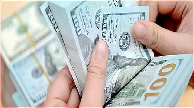 الدولار يرتفع والمستثمرون يترقبون تداعيات الرسوم الجمركية