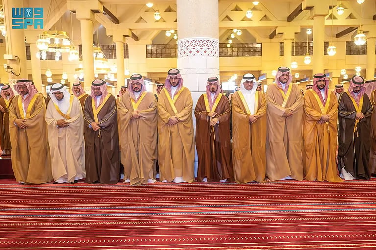نائب أمير منطقة الرياض يؤدي صلاة الميت على الأمير فيصل بن تركي بن سعود الكبير

 