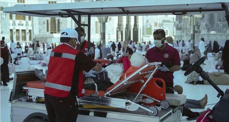 «الهلال الأحمر» تنجح في توليد حاجة إندونيسية بساحات المسجد الحرام