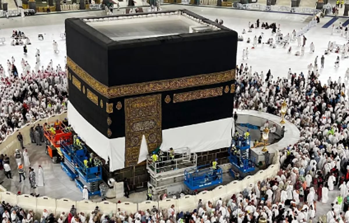 بوزن 1415 كيلوجرامًا.. الكعبة تتزين بكسوتها الجديدة  