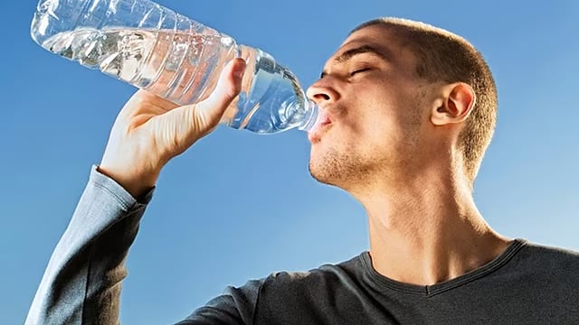 لتعويض السوائل المفقودة.. «الشرقية الصحي» ينصح بالإكثار من شرب المياه خلال الصيف