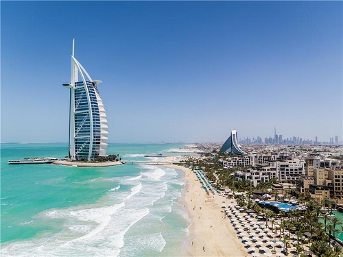 دبي ترفع راية الفخامة بجولات هليكوبتر ومطاعم عالمية