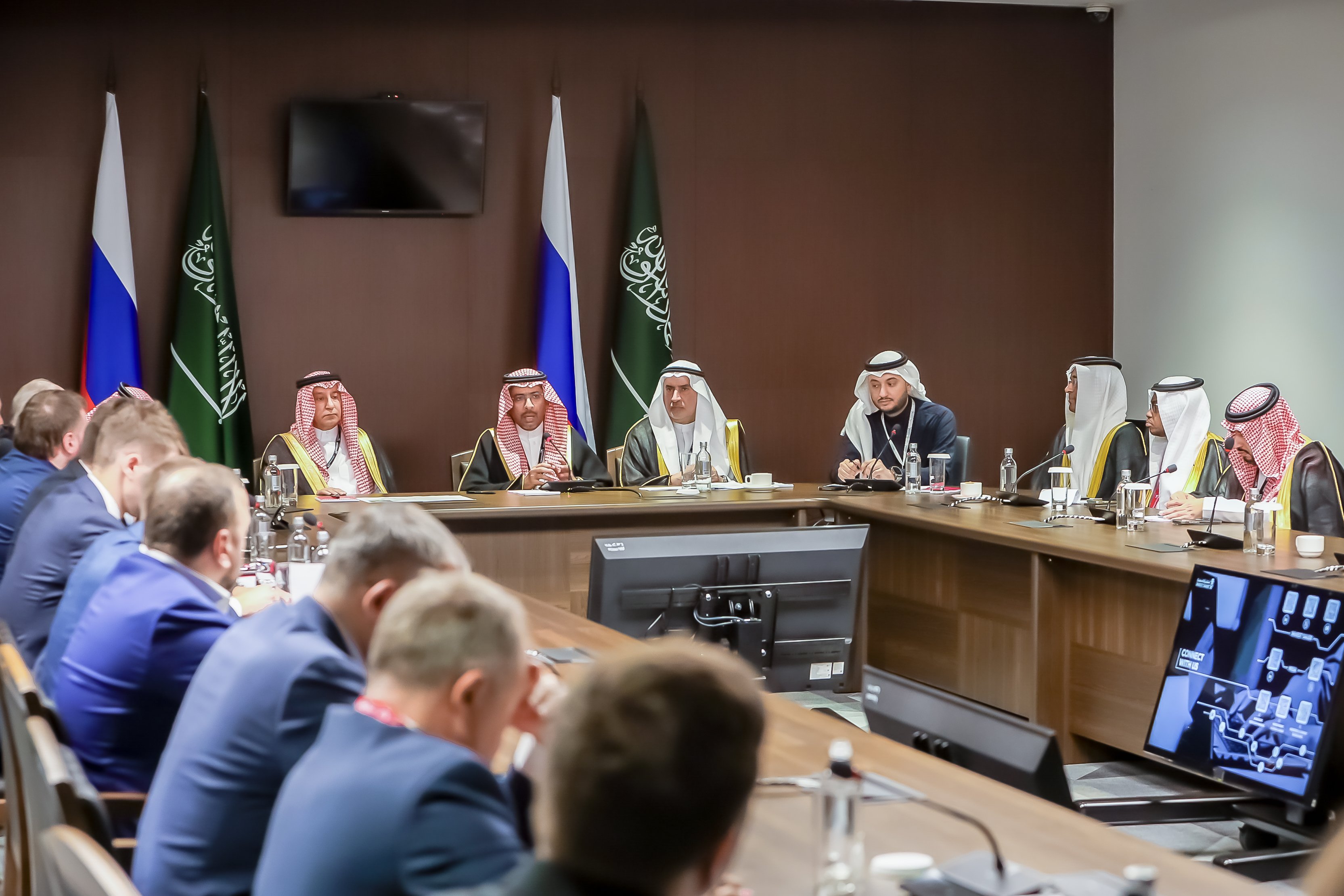 الخريّف متحدثاً في اجتماع الطاولة المستديرة السعودي-الروسي