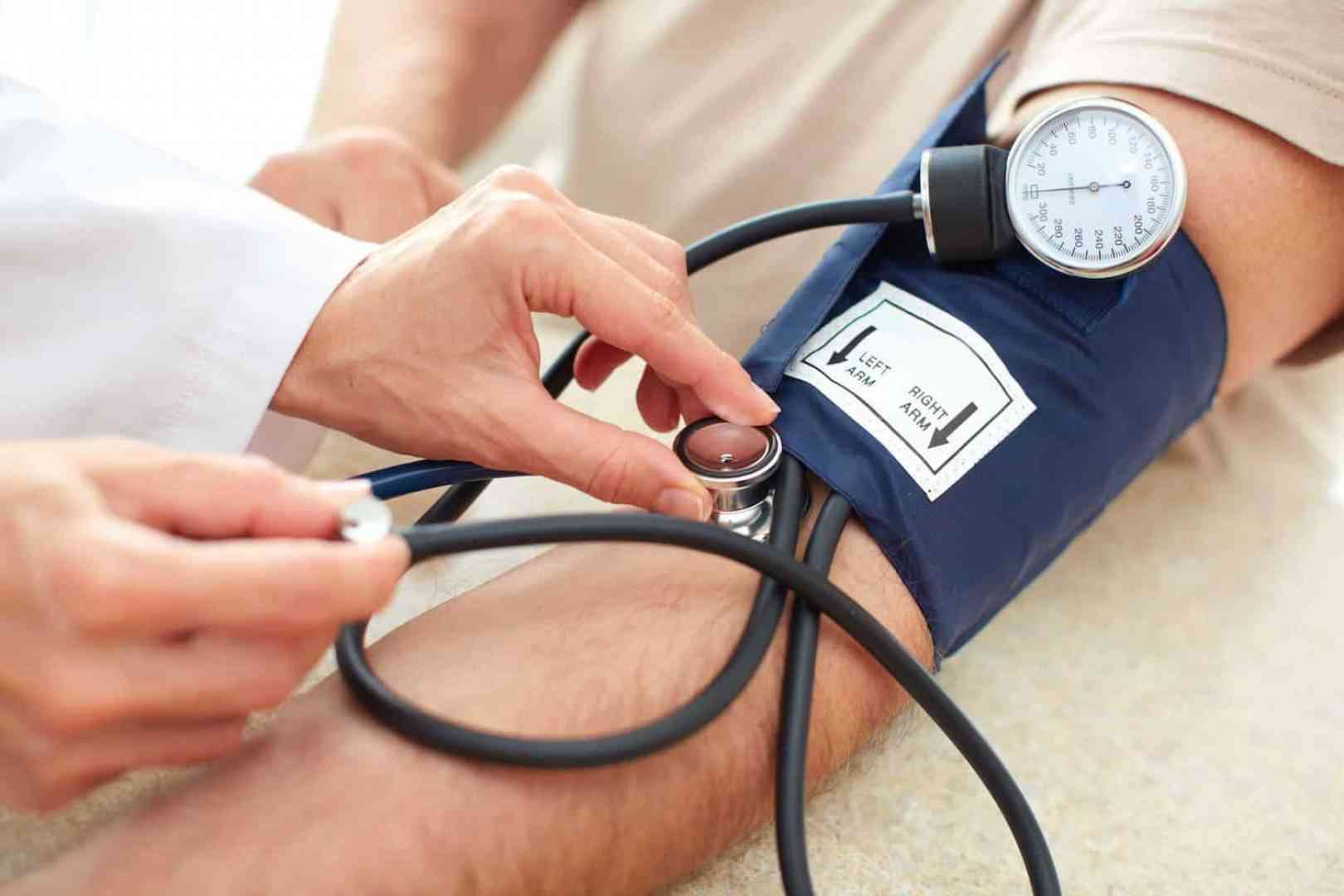 استشاري يحذر من أخطاء يرتكبها المرضى عند قياس ضغط الدم