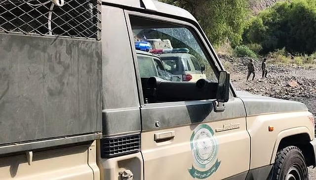 دوريات المجاهدين بجازان تقبض على مواطن لنقله مخالفًا لنظام أمن الحدود