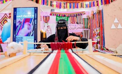 "حياكة السدو" تُبرز عمق التراث الثقافي في صيف منطقة الباحة