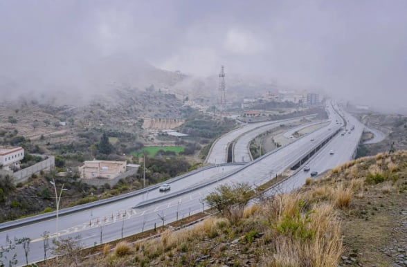 الباحة أرض الضباب.. رحلة صيفية ساحرة تعانق الغيوم عبر شبكة طرق متطورة