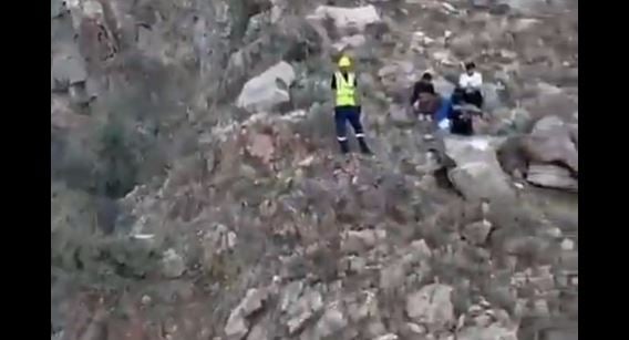 الدفاع المدني بمحافظة الطائف ينقذ 4 أشخاص احتجزوا في مرتفع جبلي بحي الهدا