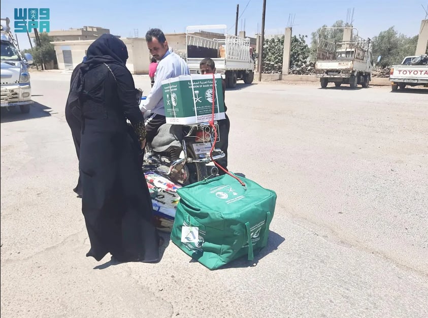 «إغاثي الملك سلمان» يوزّع مساعدات للنازحين من محافظة السويداء إلى درعا