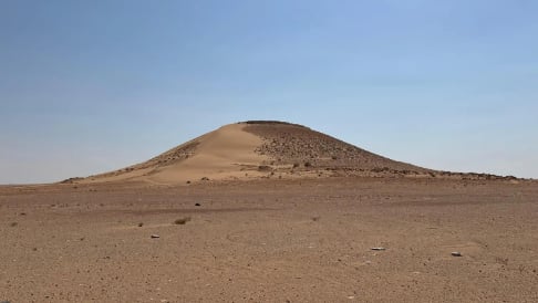 تل المركوز.. معلم جغرافي وتاريخي بارز في صحراء الحدود الشمالية