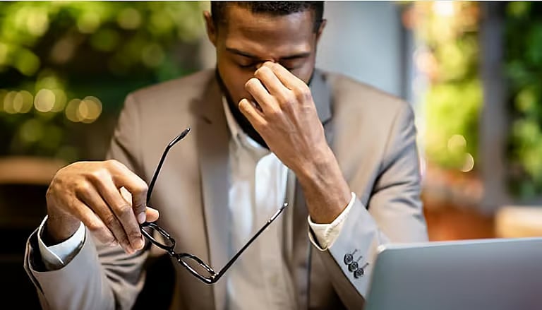 أخصائي يوضح حقوق الموظف المستقيل والمكافآت المستحقة