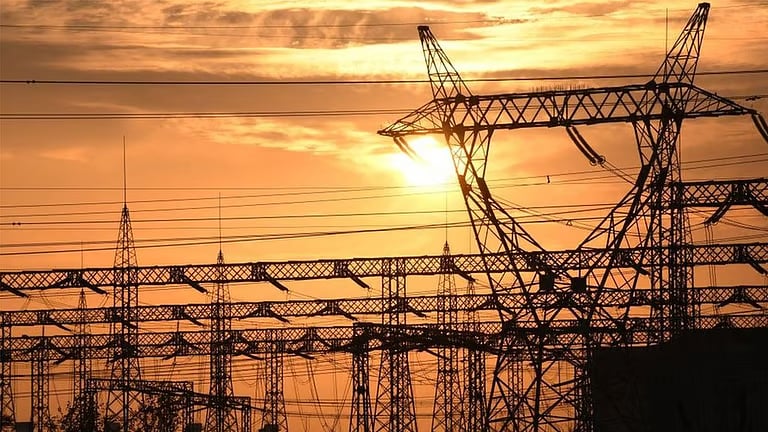 مستشار رئيس الوزراء العراقي: عودة الكهرباء في جميع أنحاء البلاد 