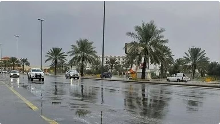 «المرور» ينبه قائدي المركبات بالتأكد من سلامتها قبل القيادة بأجواء ماطرة