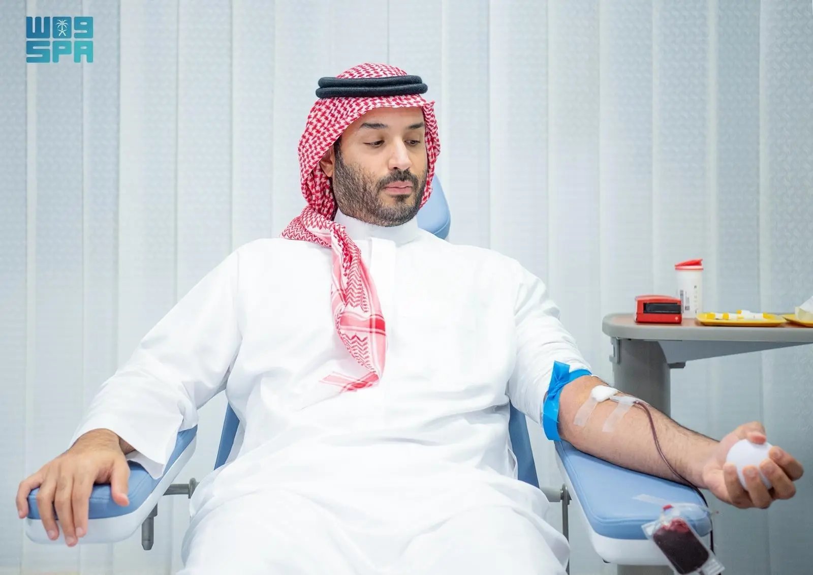  ولي العهد يتبرع بالدم في بادرة كريمة.. ويُطلق الحملة الوطنية السنوية للتبرع بالدم