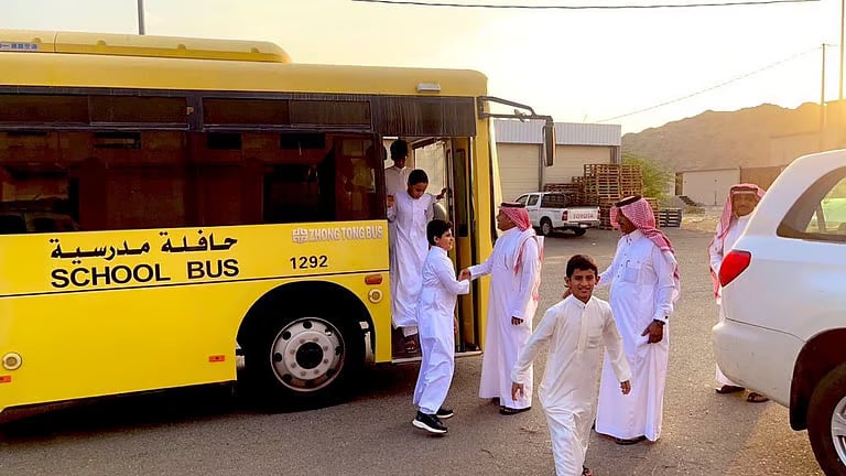 المرور: 4 إرشادات للطلاب عند انتظار الحافلة المدرسية