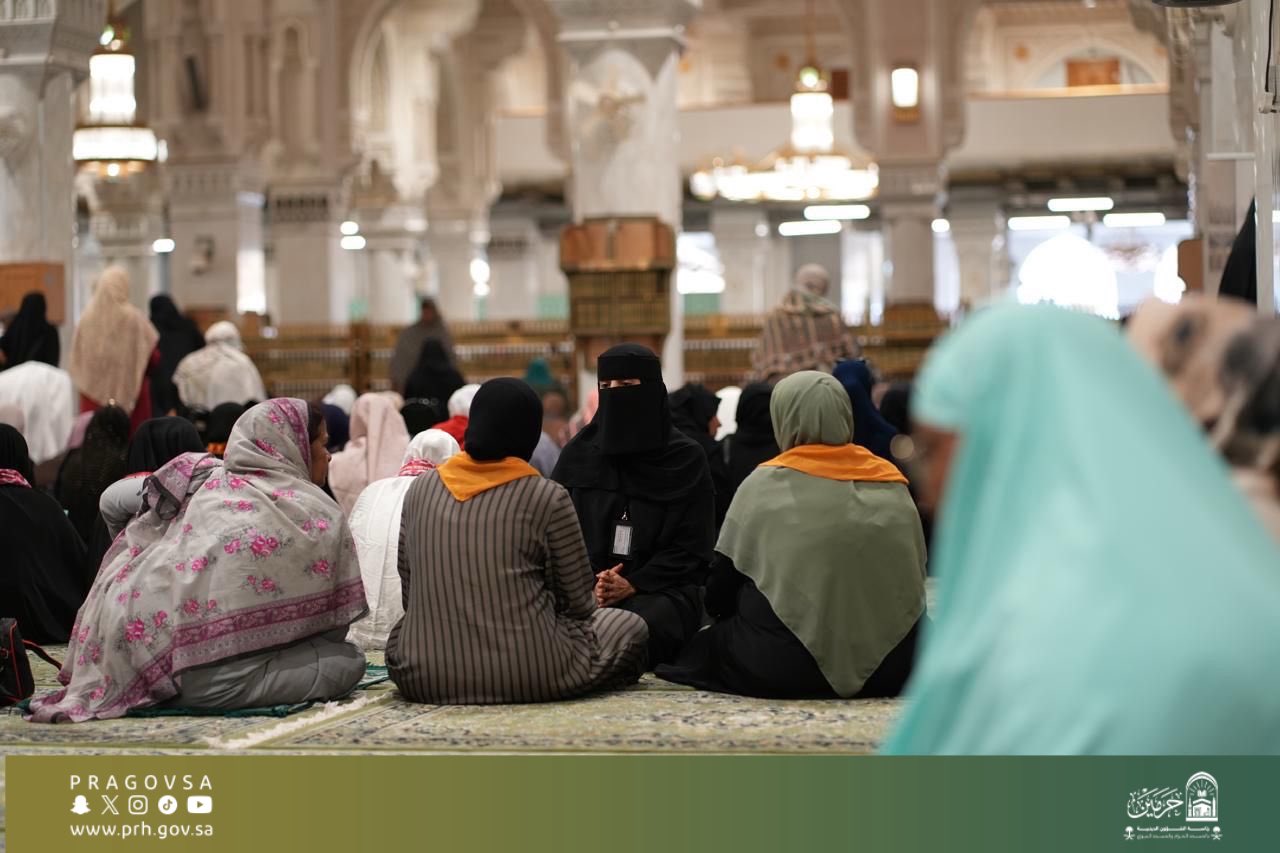 حلقات قرآنية يومية وبرامج نوعية لقاصدات بيت الله الحرام

