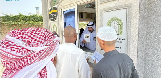  "الشؤون الإسلامية" تواصل جهودها التوعوية والإرشادية لزوار جبل الرحمة بعرفات