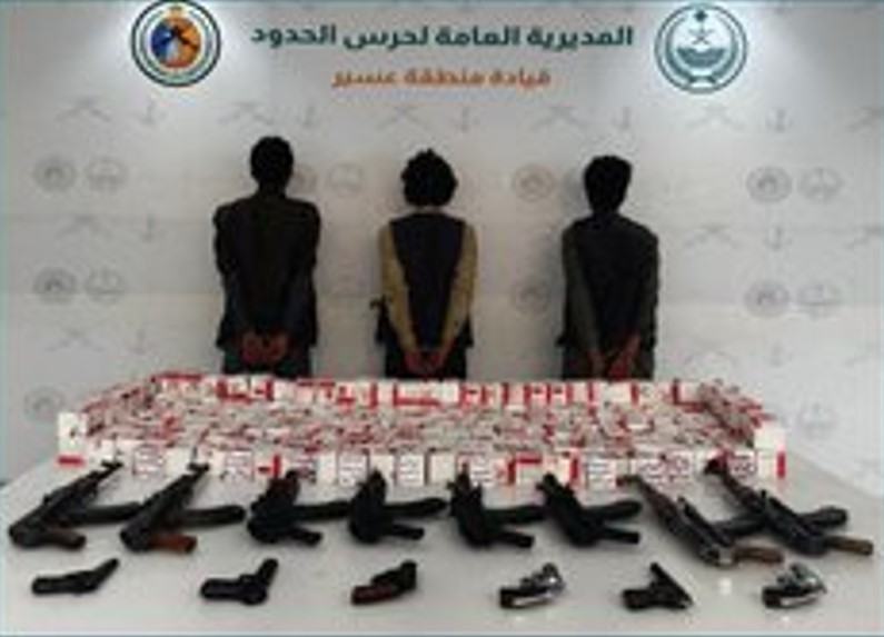 حرس الحدود بعسير يقبض على 3 مخالفين لتهريبهم 45,000 قرص خاضع لتنظيم التداول الطبي