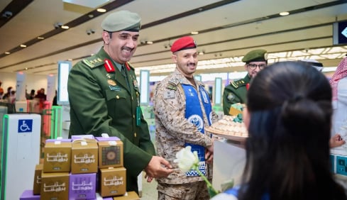 الجوازات تحتفل مع المسافرين بمناسبة اليوم الوطني الـ 95 للمملكة في المنافذ الدولية