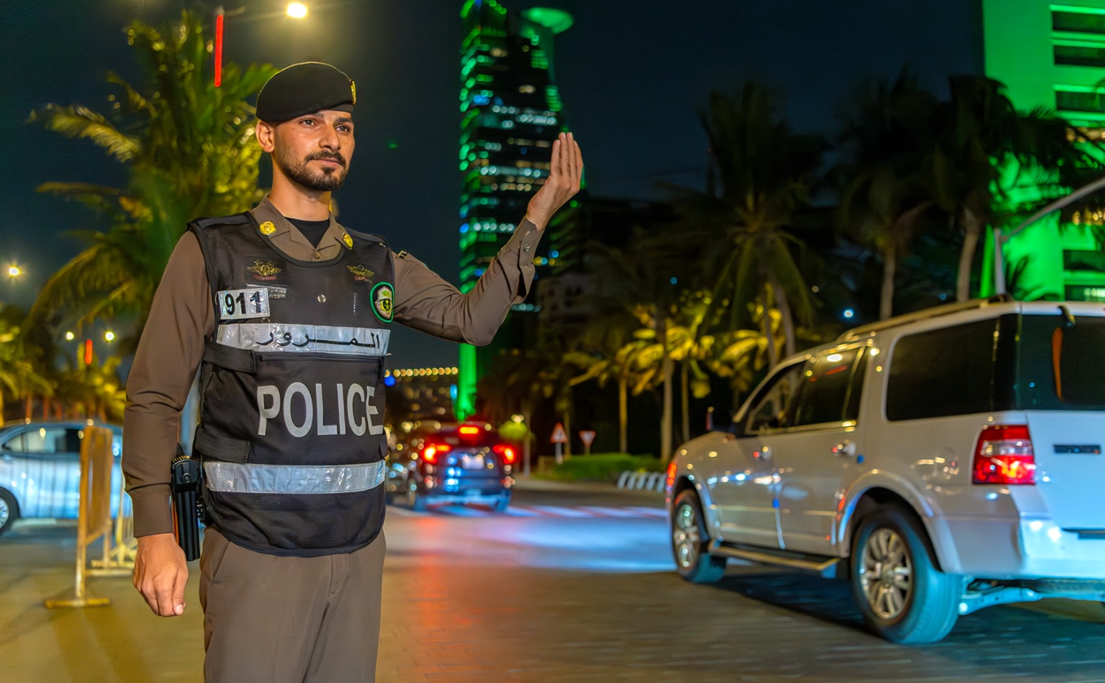 جهود ميدانية لرجال الأمن لانسيابية الحركة وتعزيز الفرحة باحتفالات اليوم الوطني