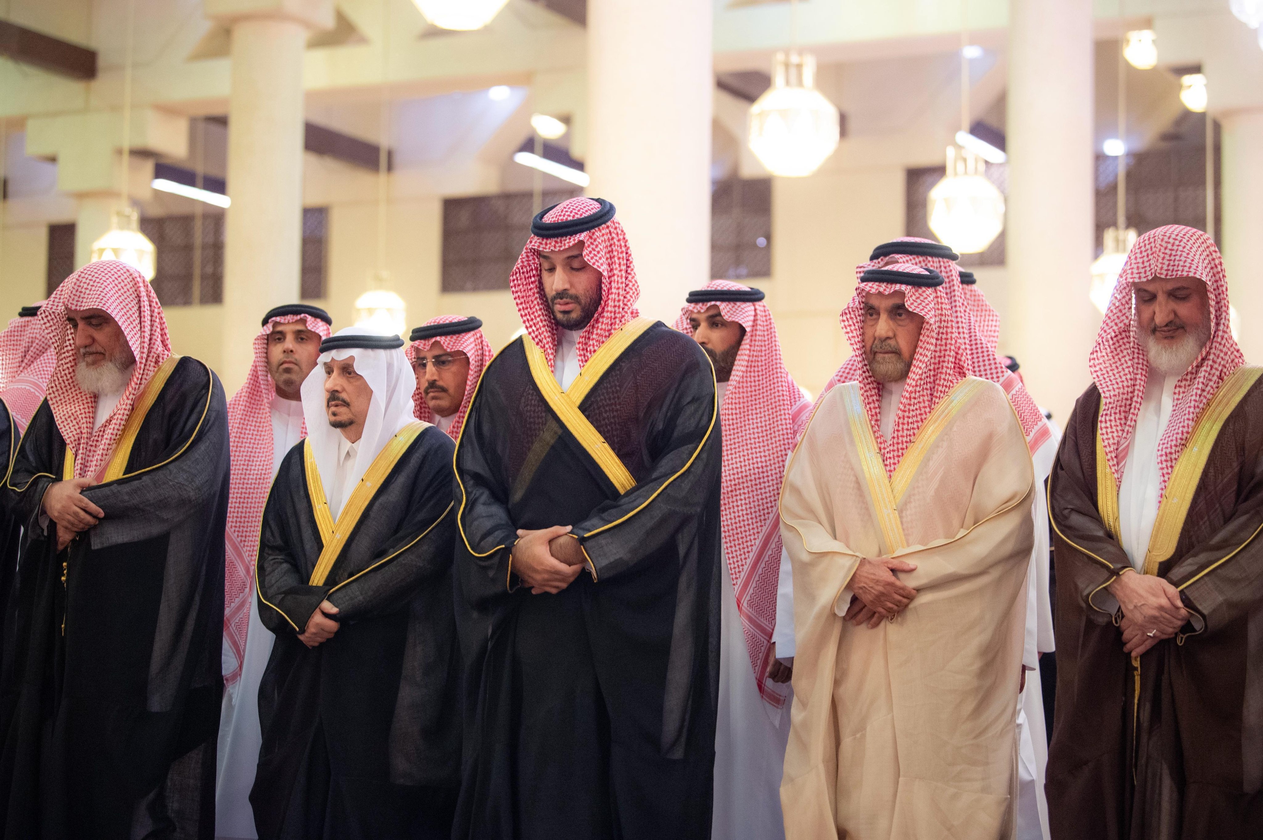 ولي العهد يؤدي صلاة الميت على مفتي المملكة في جامع الإمام تركي بن عبدالله بالرياض

