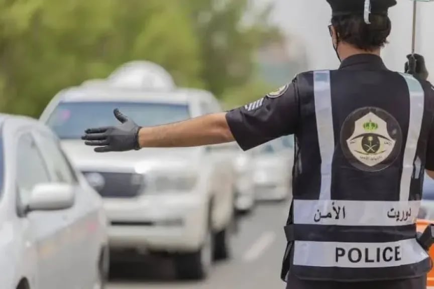 «مرور الرياض» يباشر حادث انحراف مركبة أمنية وسقوطها من جسر