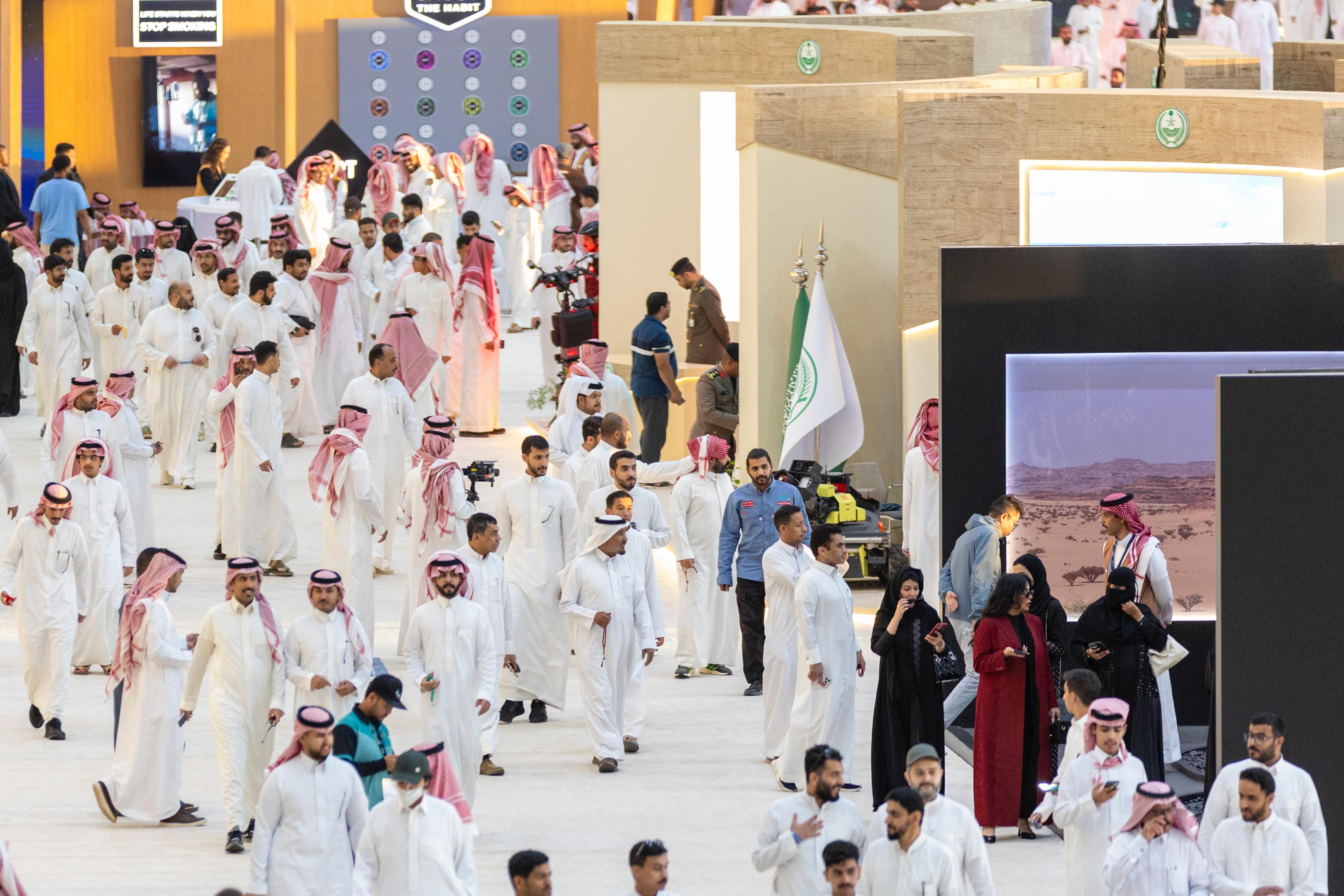 أكثر من 300 ألف زائر في خمسة أيام لمعرض الصقور والصيد السعودي الدولي 2025