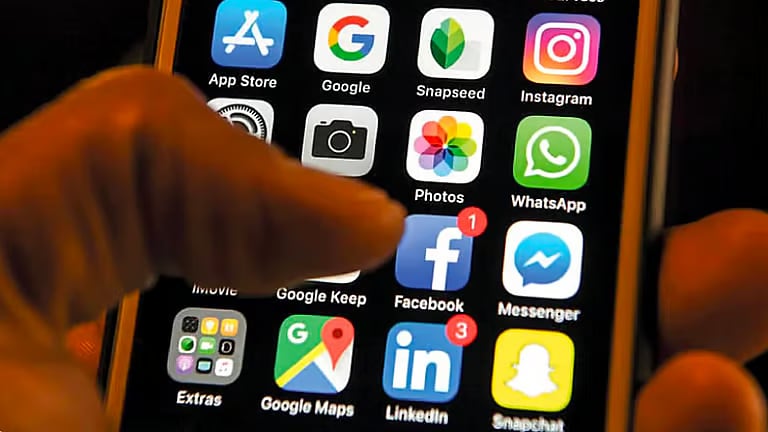 أستاذ إعلام: وسائل التواصل الاجتماعي يمكن الاستمتاع بها بشرط الحذر 