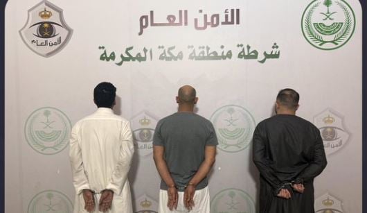 القبض على مقيم سوري ووافد مخالف ومواطن لانتحالهم صفة غير صحيحة وارتكاب حوادث اعتداء وسرقة