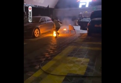 شجاعة مواطن تنقذ محلا تجاريا من الاحتراق في الجبيل (فيديو)