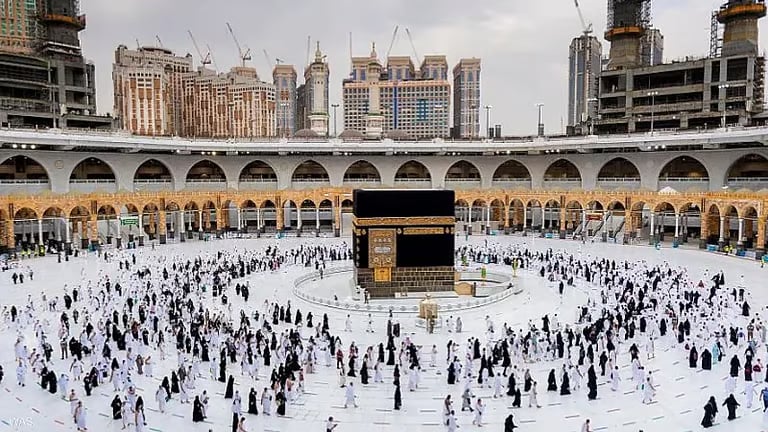 «شؤون الحرمين» تحث ضيوف الرحمن على اتباع اللوحات الإرشادية بالمسجد الحرام