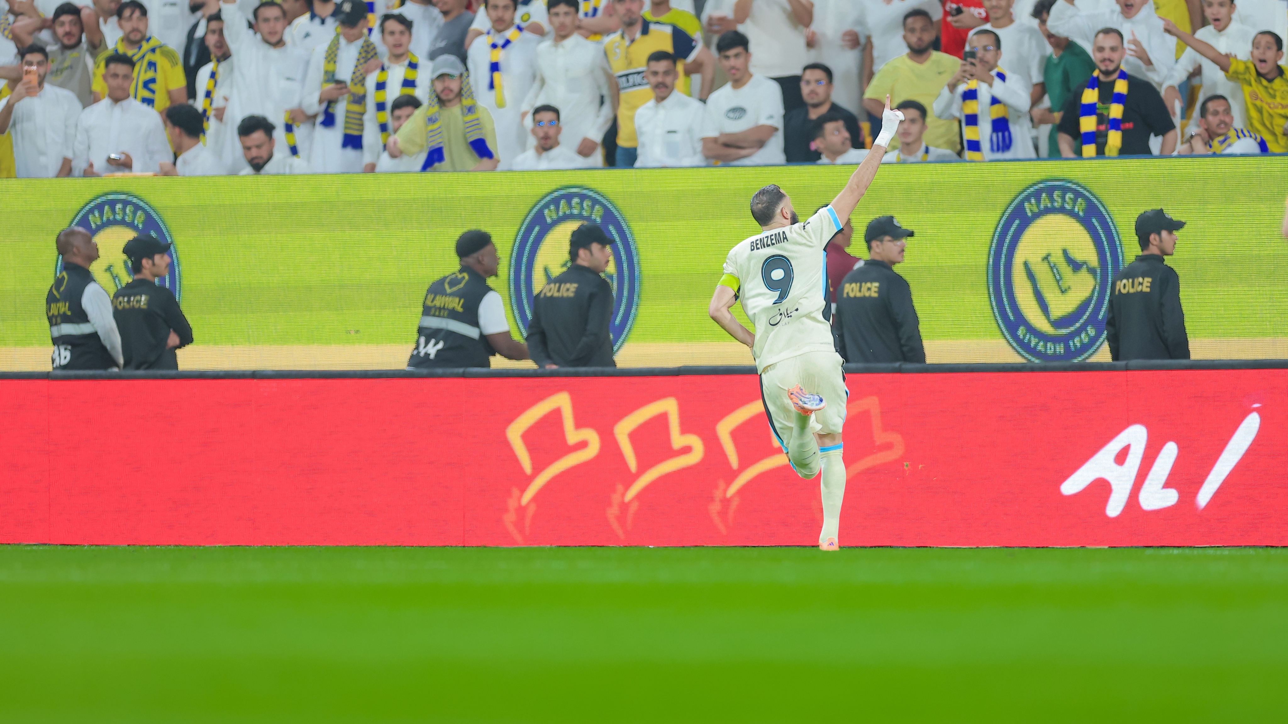 الشوط الأول: الاتحاد يتقدم على النصر بهدفين لهدف
