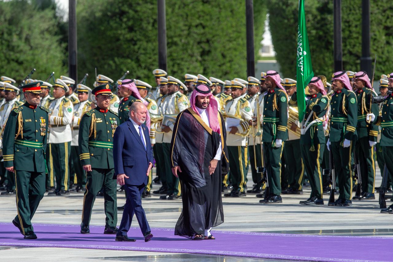 ولي العهد يستقبل ملك ماليزيا في الديوان الملكي بقصر اليمامة 