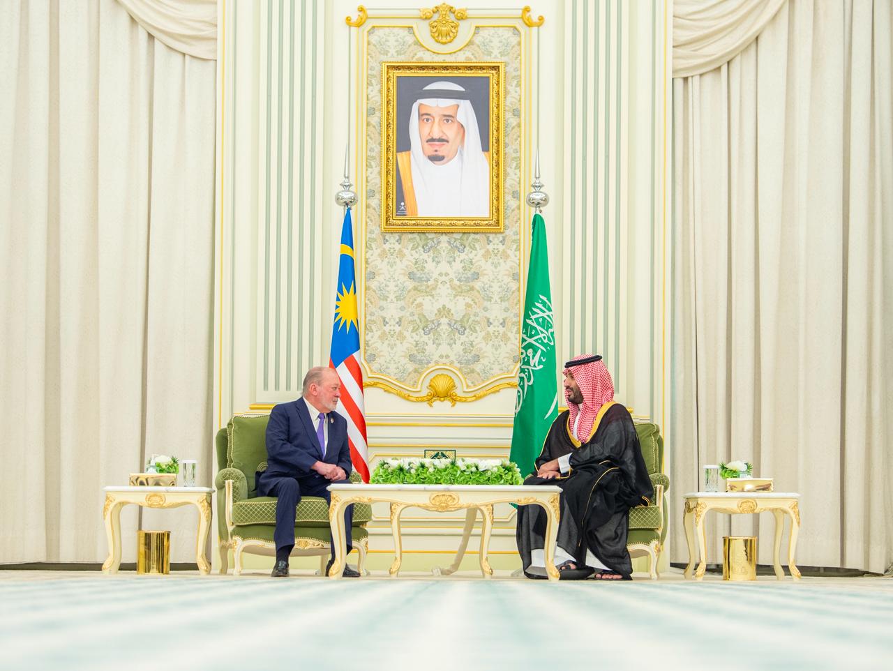 ولي العهد يستقبل ملك ماليزيا ويعقدان جلسة مباحثات رسمية