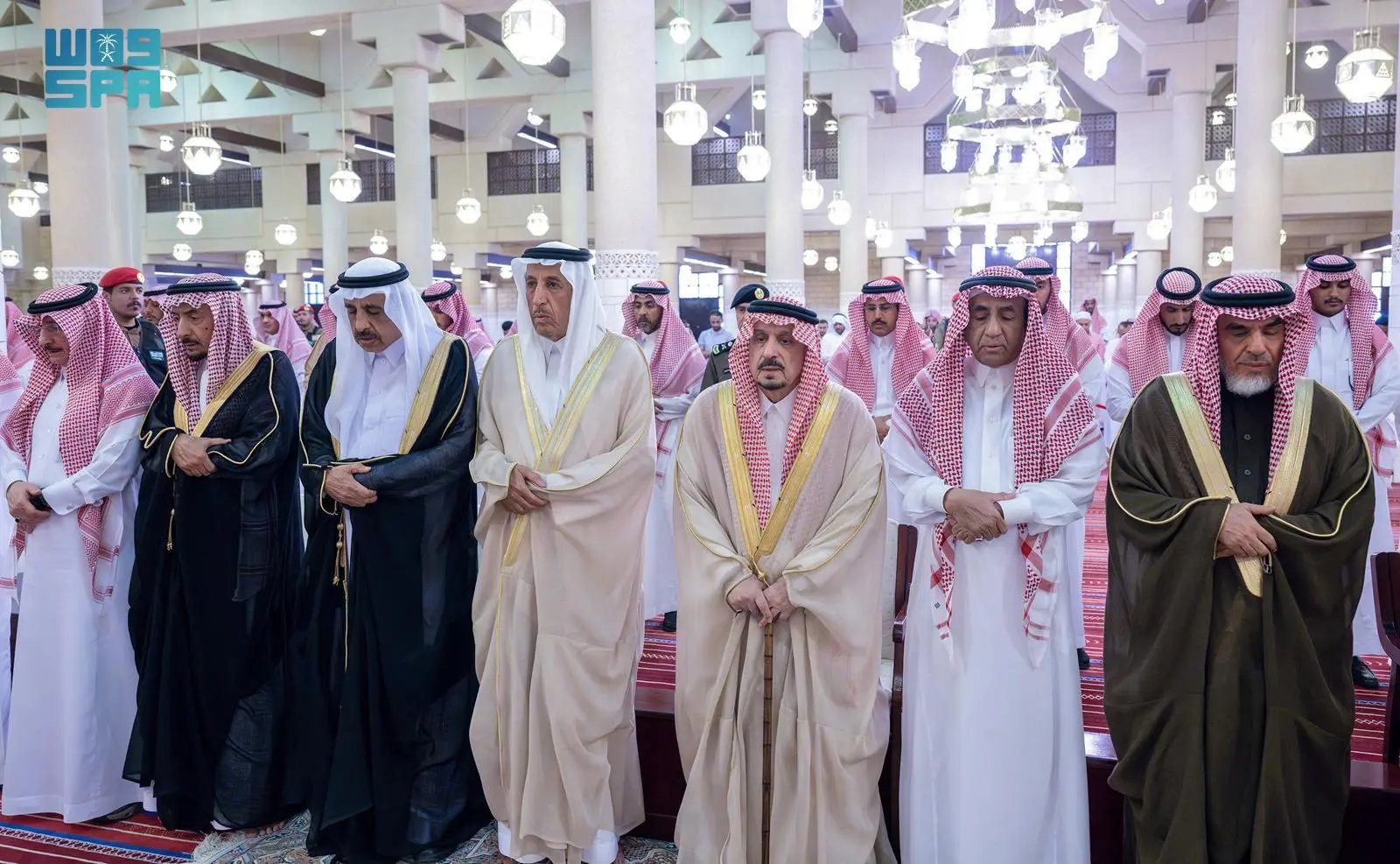 أمير الرياض يؤدي صلاة الميت على الأمير فهد بن سعود بن محمد بن مقرن المشاري آل سعود