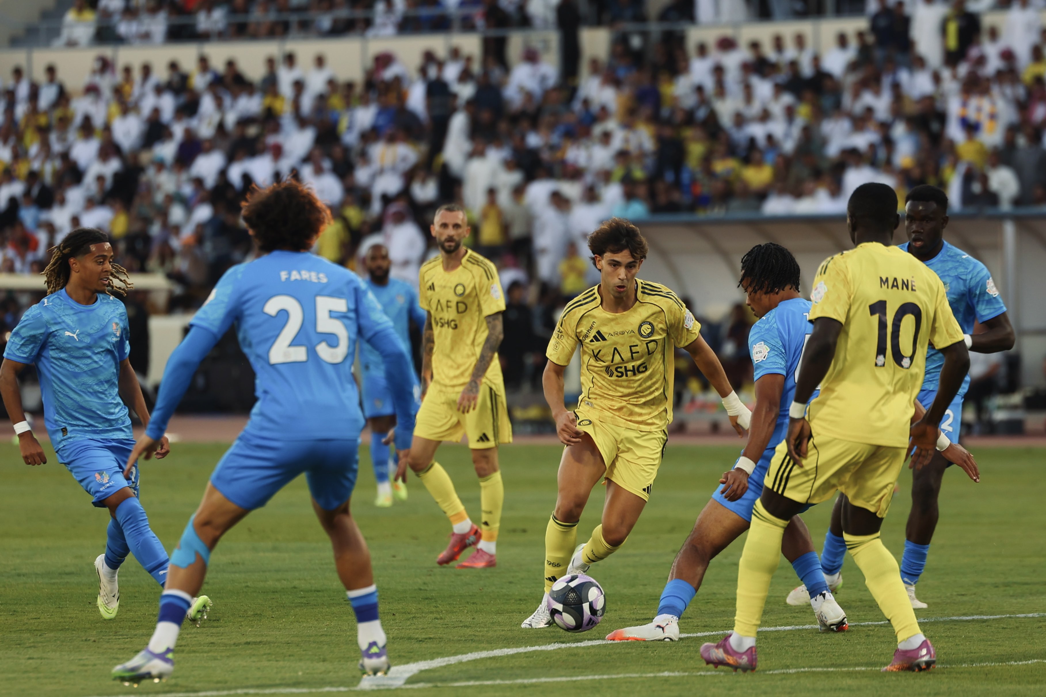 النصر يهزم نيوم بثلاثية وينفرد بصدارة الدوري السعودي