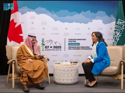 وزير الخارجية يستعرض العلاقات الثنائية مع نظيرته الكندية 