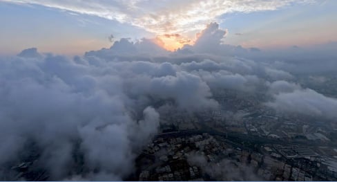 السحب والضباب ينسجان جمال أبها وروعة مرتفعات عسير